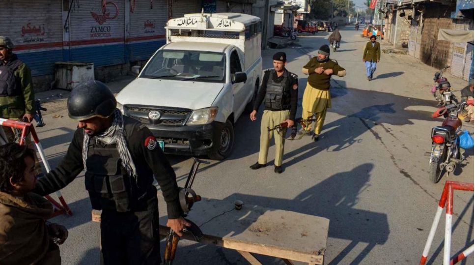 بنوں کینٹ کے قریب تین دھماکے، علاقے میں شدید فائرنگ