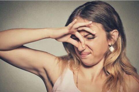گرمیوں میں بغلوں کی بدبو سے نجات کے آسان اور مؤثر طریقے