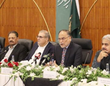 "ہماری ریلوے اور ائیر لائن کو عالمی سطح پر لے جانے کا وقت آ گیا ہے، احسن اقبال"