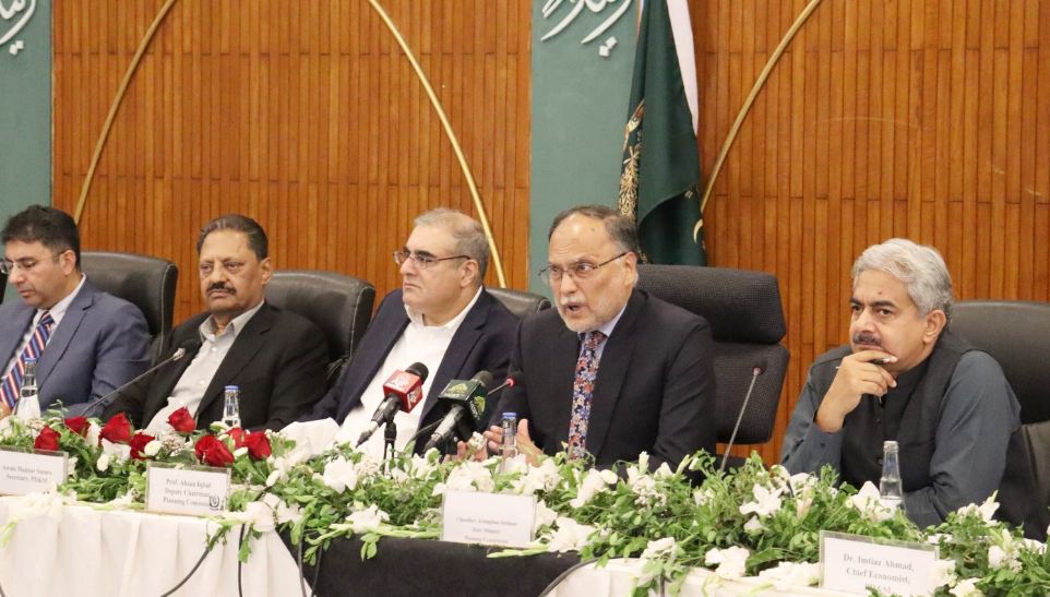 "ہماری ریلوے اور ائیر لائن کو عالمی سطح پر لے جانے کا وقت آ گیا ہے، احسن اقبال"