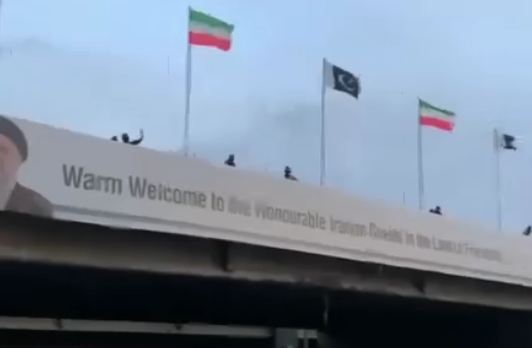 اسلام آباد میں ایران کے جھنڈے لہرا دیے گئے