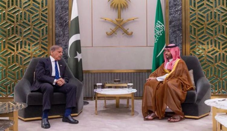 شہباز شریف ولی عہد محمد بن سلمان کی دعوت پر جدہ پہنچ گئے