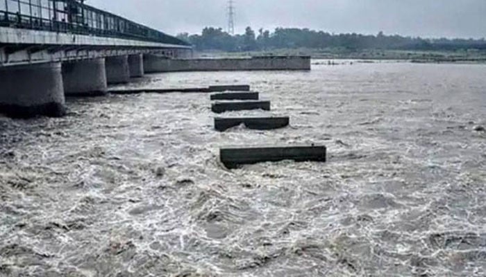 لیہ میں دریائے سندھ بپھر گیا، اونچے درجے کے سیلاب کا خطرہ—ریسکیو ادارے الرٹ