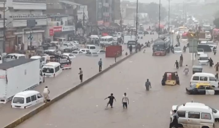 کراچی ڈوبا، دیواریں گریں، 5 افراد جاں بحق، شہر مفلوج