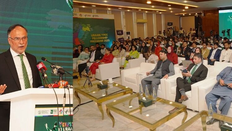 گلگت اور گوادر کے ٹیلنٹ کو ترقی کے دھارے میں شامل کریں گے،احسن اقبال