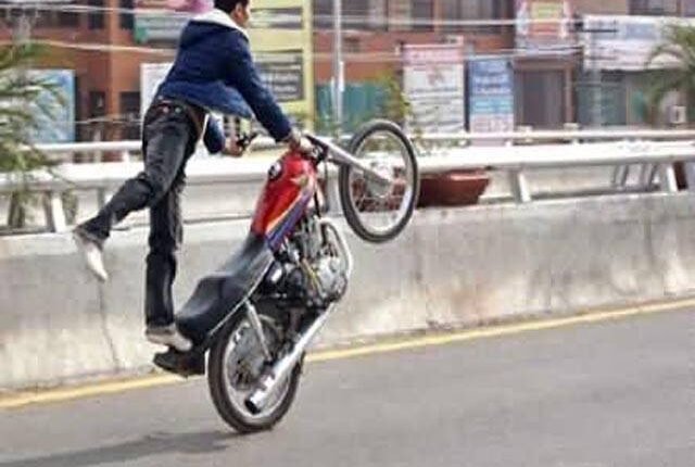 14 اگست پر ون ویلنگ کا جنون – لمحاتی جوش، زندگی کا نقصان