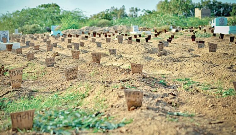 راجوری: دہائیوں بعد قبروں سے سلامت میتیں برآمد