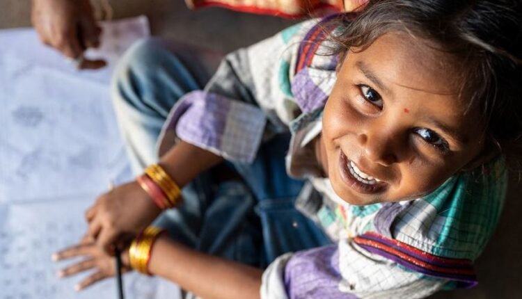 چمن: یونیسف کی جانب سے طلبہ میں بستے اور تعلیمی سامان تقسیم