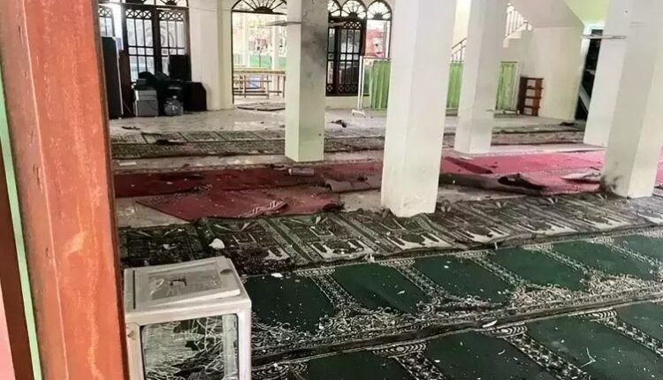 نمازِ جمعہ کے دوران مسجد میں دھماکا، 54 افراد زخمی