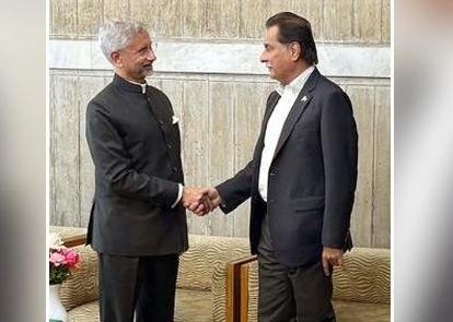 ڈھاکا: بھارتی وزیر خارجہ نےایاز صادق سے خود آ کر مصافحہ کیا