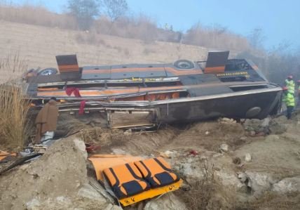 چکوال: دھند کے باعث مسافر بس حادثے کا شکار، 5 افراد جاں بحق، 16 زخمی